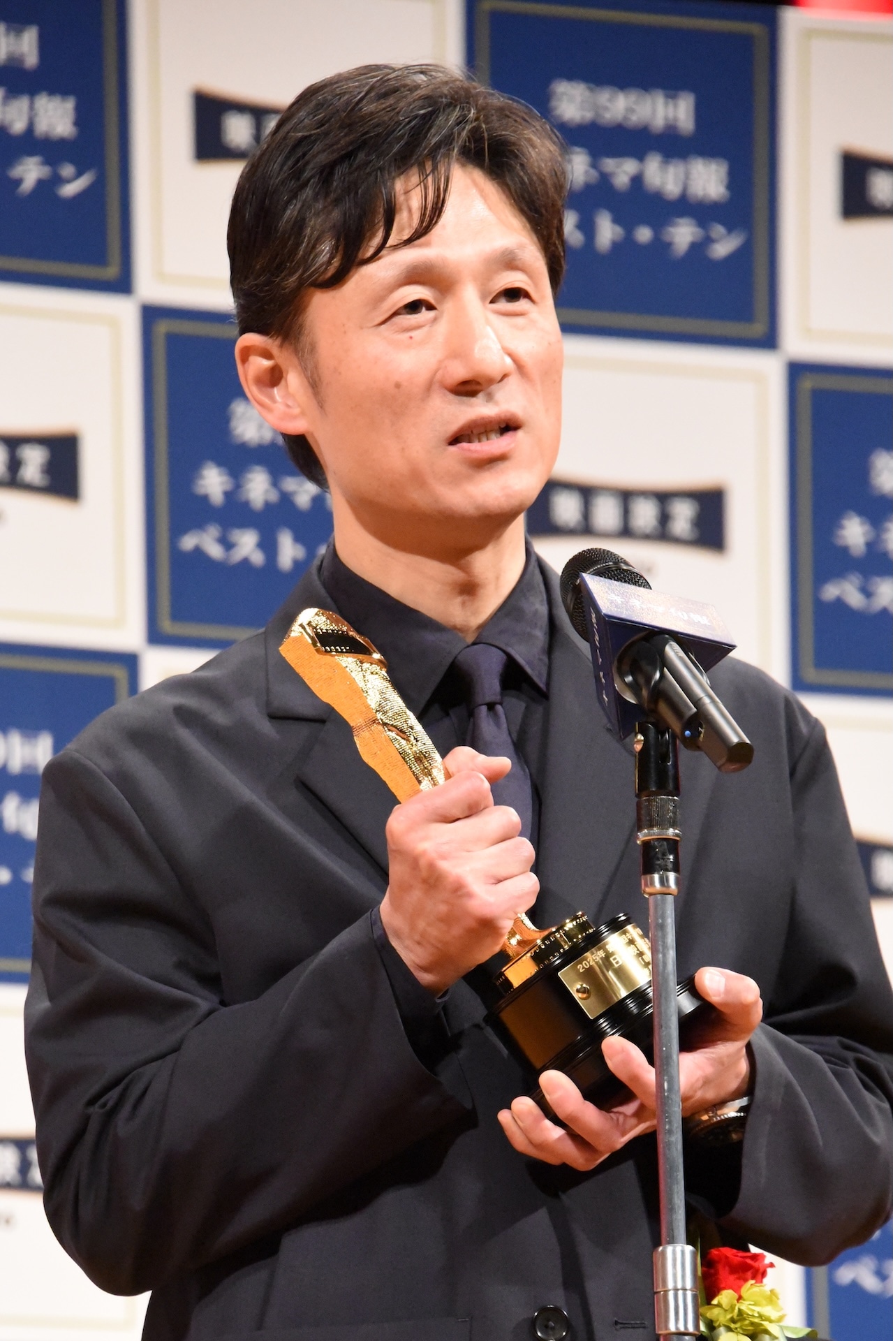 2025年 第99回キネマ旬報ベスト・テンにて、「国宝」が日本映画監督賞、読者選出日本映画監督賞を受賞。同作の監督を務めた李相日がトロフィーを受け取った