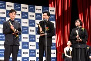 2025年 第99回キネマ旬報ベスト・テン表彰式に登壇した吉沢亮（中央）、李相日（左）、奥寺佐渡子（右）