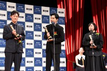 2025年 第99回キネマ旬報ベスト・テン表彰式に登壇した吉沢亮（中央）、李相日（左）、奥寺佐渡子（右）