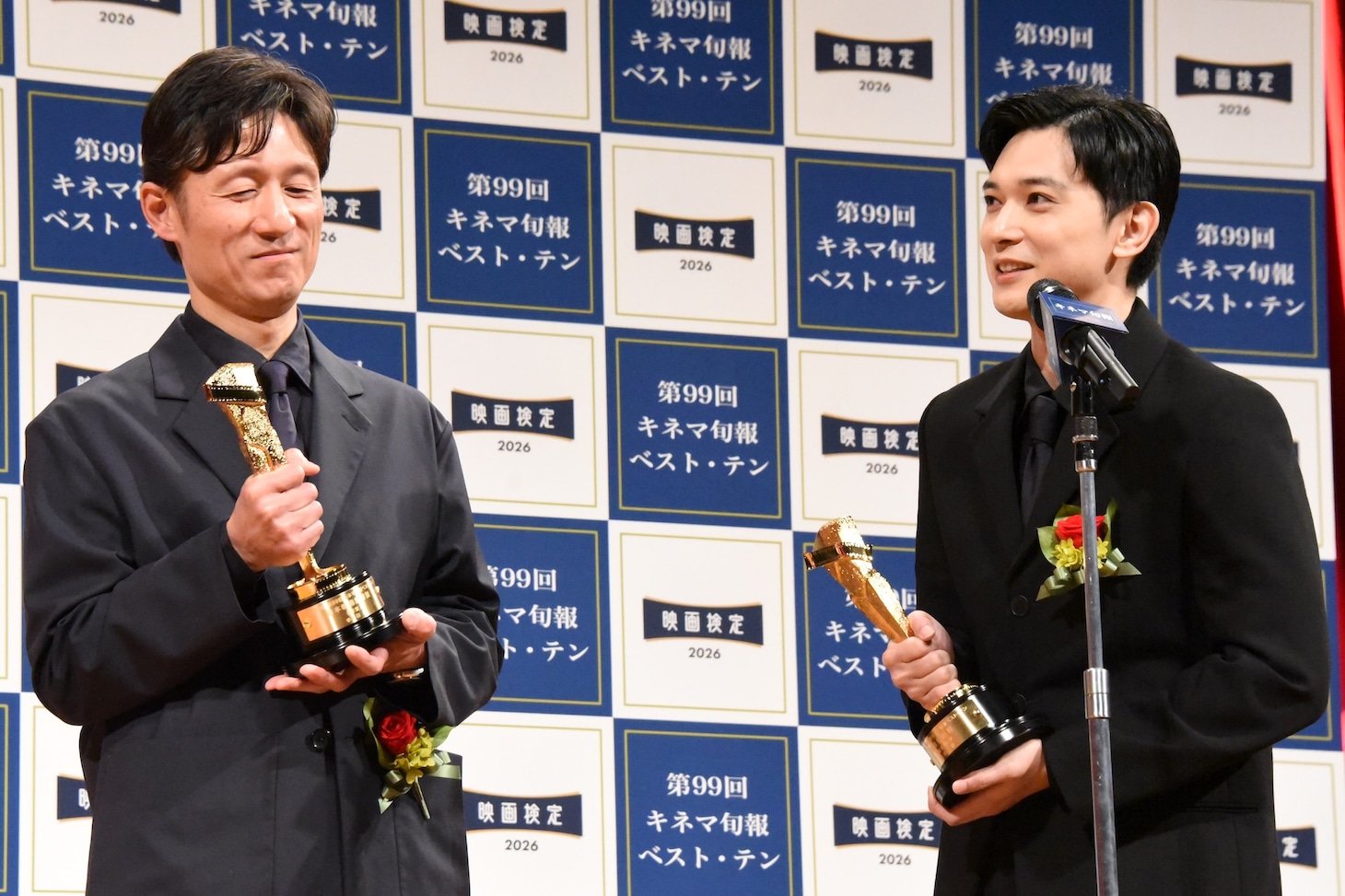 2025年 第99回キネマ旬報ベスト・テン表彰式より、左から李相日、吉沢亮