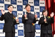 2025年 第99回キネマ旬報ベスト・テン表彰式に登壇した吉沢亮（左）、李相日（中央）、奥寺佐渡子（右）