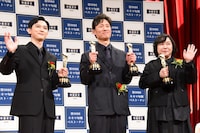 2025年 第99回キネマ旬報ベスト・テン表彰式に登壇した吉沢亮（左）、李相日（中央）、奥寺佐渡子（右）