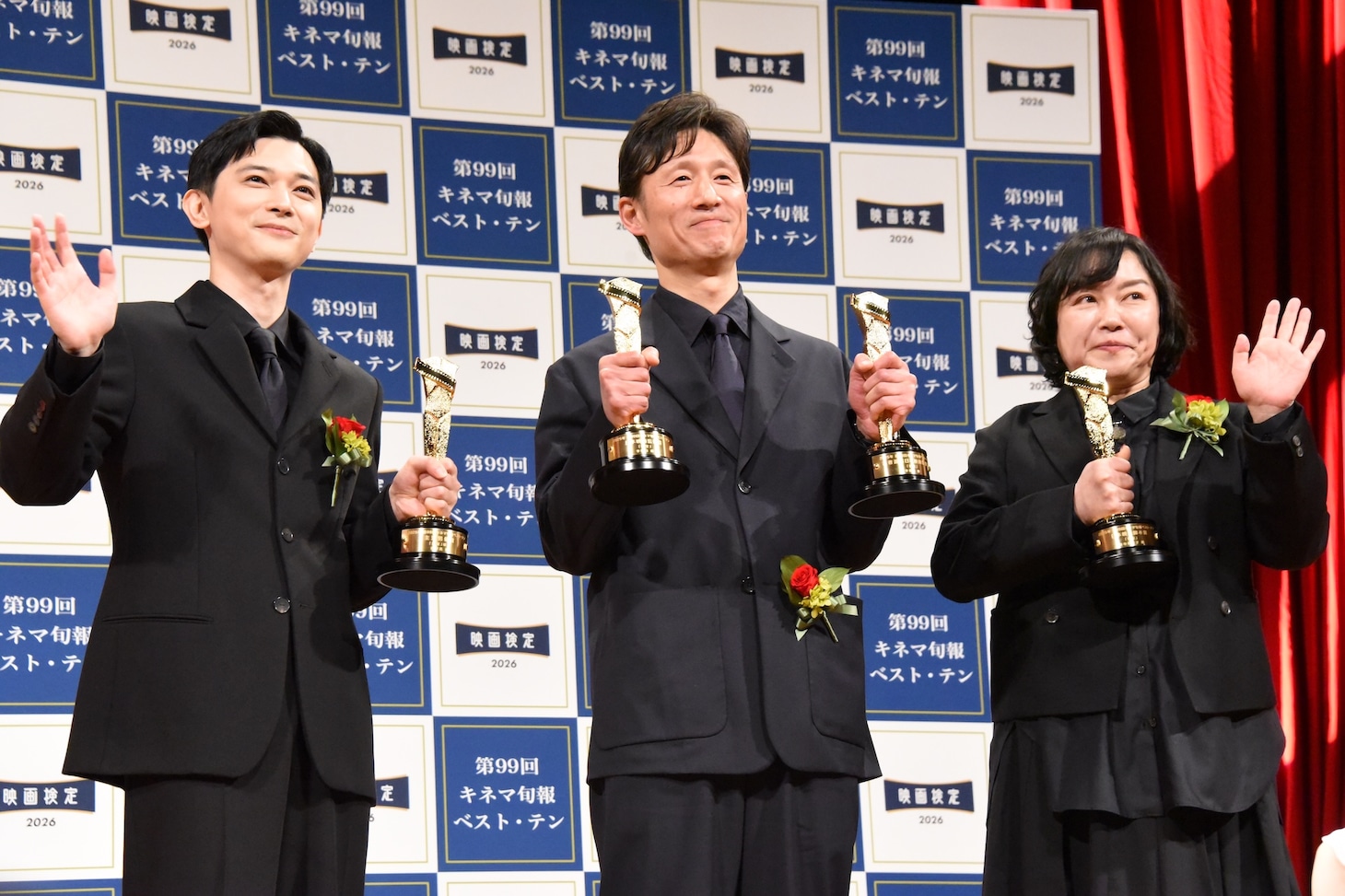 2025年 第99回キネマ旬報ベスト・テン表彰式に登壇した吉沢亮（左）、李相日（中央）、奥寺佐渡子（右）