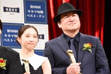 2025年 第99回キネマ旬報ベスト・テン表彰式より、左から伊東蒼、佐藤二朗