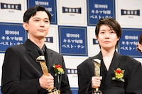 2025年 第99回キネマ旬報ベスト・テン表彰式より、左から吉沢亮、シム・ウンギョン