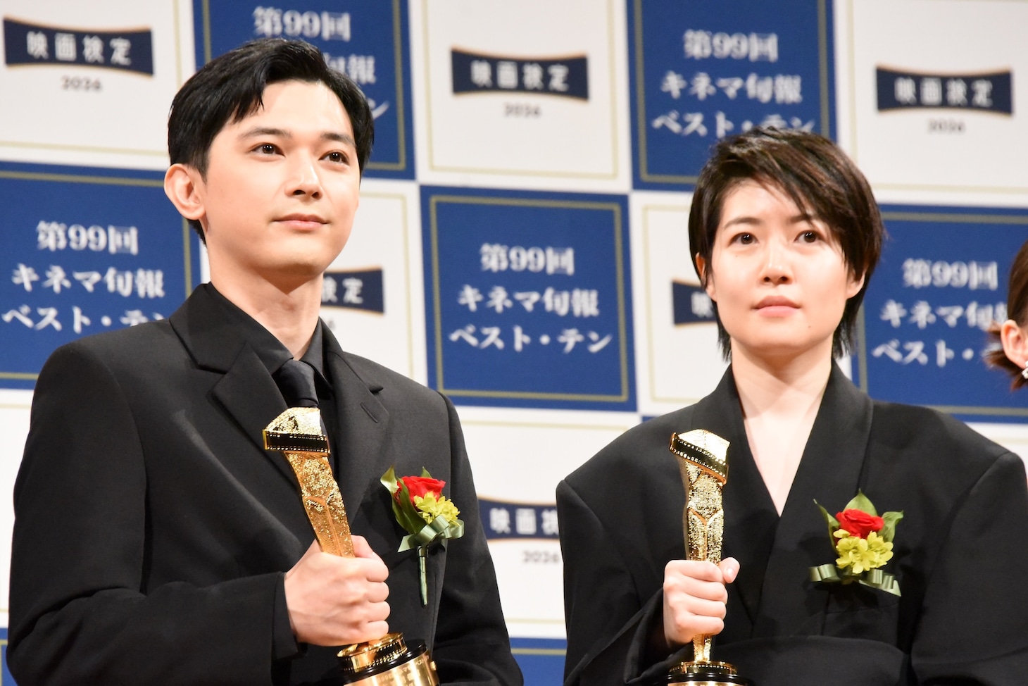 2025年 第99回キネマ旬報ベスト・テン表彰式より、左から吉沢亮、シム・ウンギョン