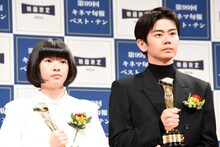 2025年 第99回キネマ旬報ベスト・テン表彰式より、左から鈴木唯、黒崎煌代