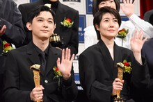 2025年 第99回キネマ旬報ベスト・テン表彰式より、左から吉沢亮、シム・ウンギョン