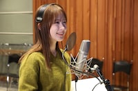 アフレコ収録に臨む畑芽育