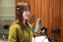 アフレコ収録に臨む畑芽育