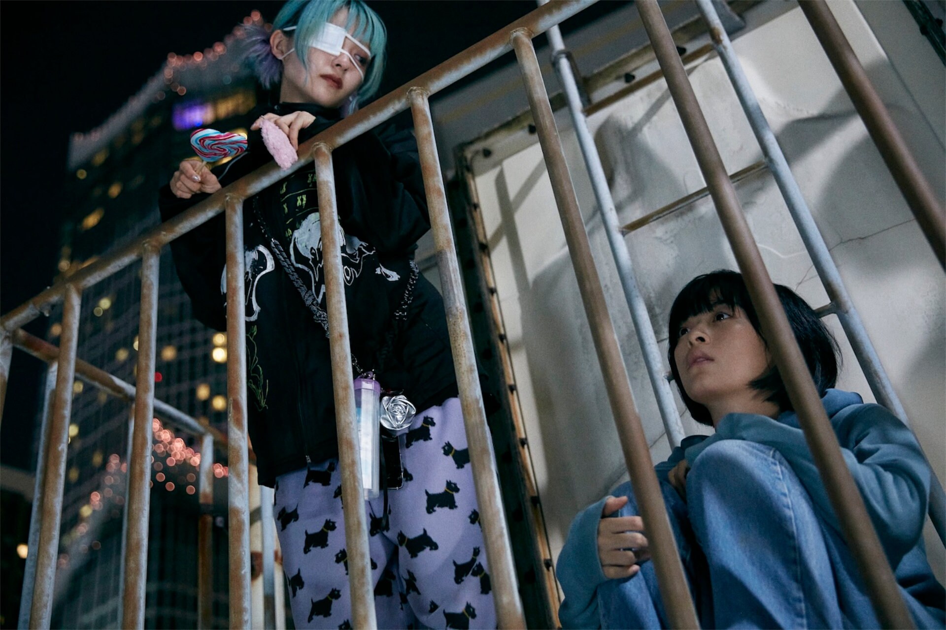 炎上」場面写真。森七菜演じるじゅじゅ（右）、髙橋芽以演じるOra（左