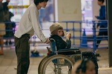 「炎上」場面写真。広田レオナ演じるマスミ（下）、森かなた演じる阿Q（上）