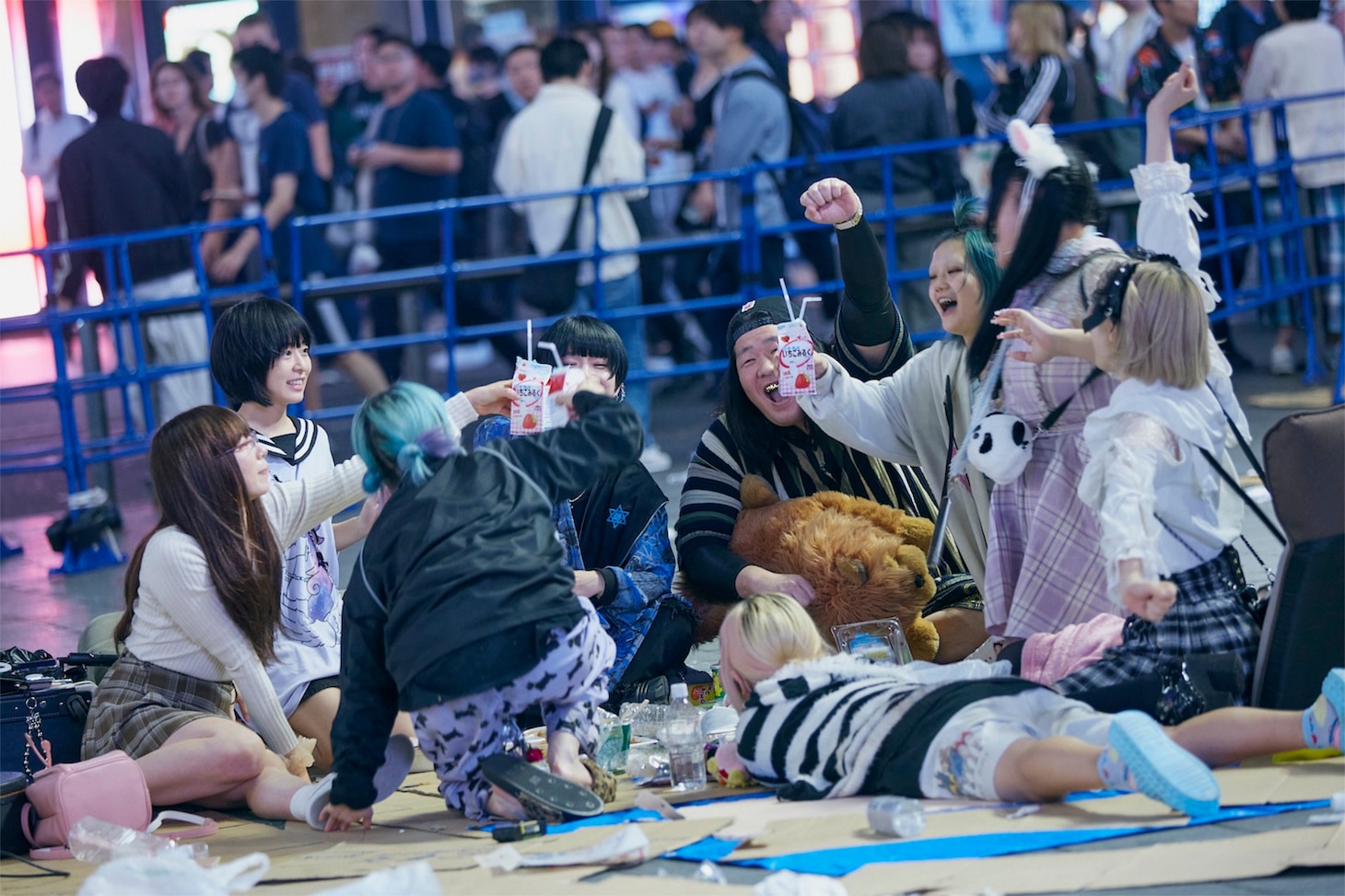 「炎上」場面写真。トー横広場に集まる樹里恵ら