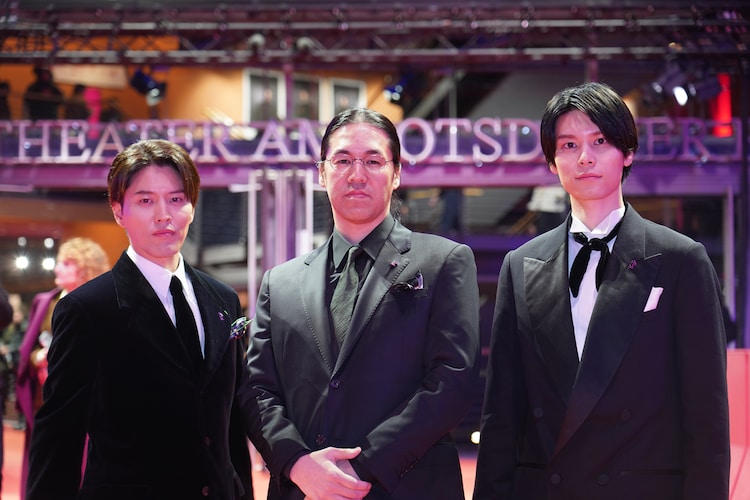 第76回ベルリン国際映画祭レッドカーペットの様子。左から入野自由、四宮義俊、萩原利久
