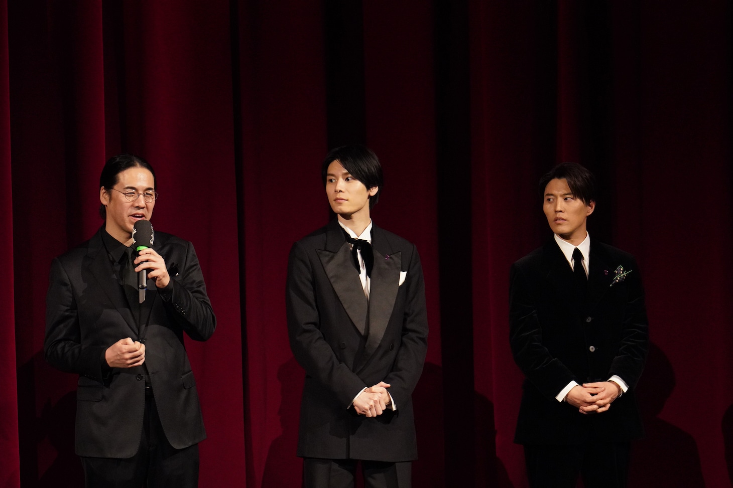 第76回ベルリン国際映画祭で行われた「花緑青が明ける日に」舞台挨拶の様子。左から四宮義俊、萩原利久、入野自由