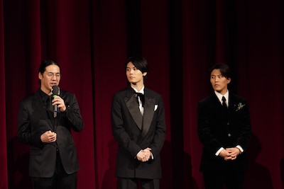 第76回ベルリン国際映画祭で行われた「花緑青が明ける日に」舞台挨拶の様子。左から四宮義俊、萩原利久、入野自由