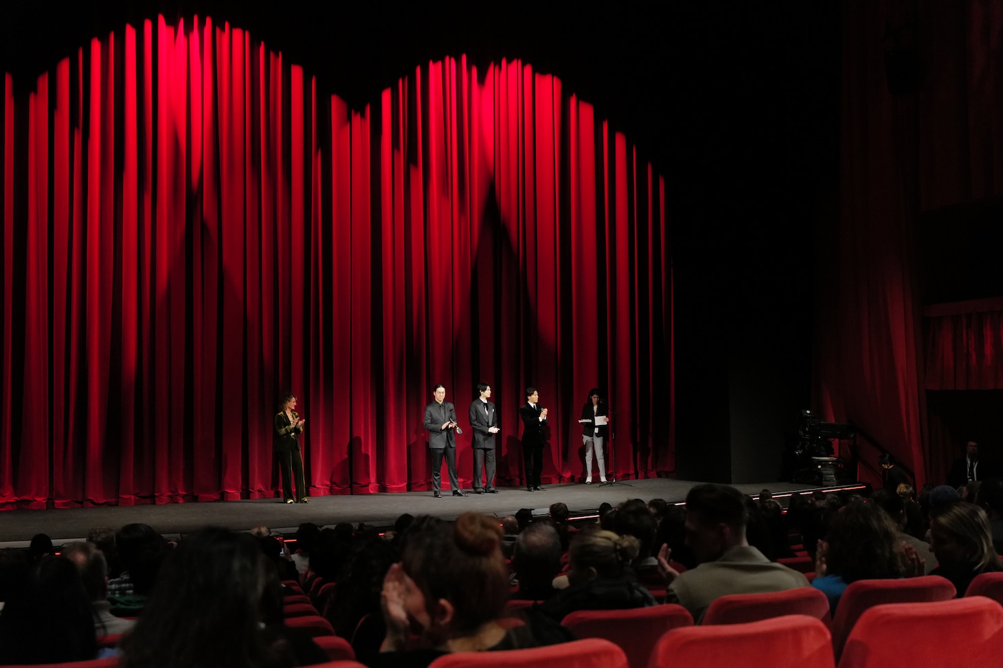 第76回ベルリン国際映画祭で行われた「花緑青が明ける日に」舞台挨拶の様子