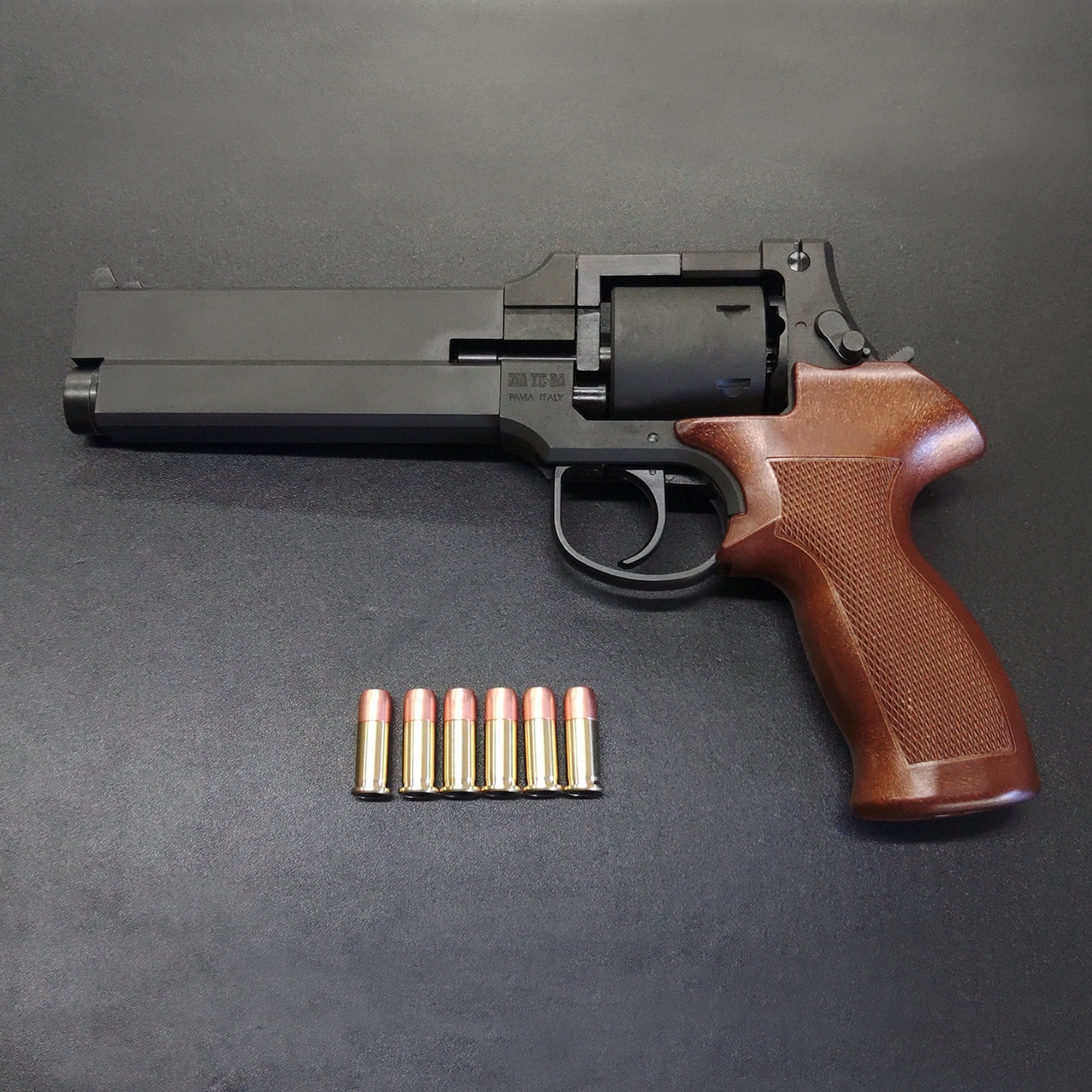 マルシン工業×攻殻機動隊 6mmBBガスガン TOGUSA’S MA・TE・BA M-M2007 9mmパラベラム Xカートリッジ ブラックヘビーウエイト 木目調プラグリップ：税込 4万1580円