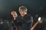 映画「教場 Requiem」初日舞台挨拶の様子。バルコニー席からステージに向かう際、若手キャストに拍手を送っていた木村拓哉