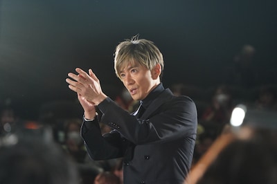 映画「教場 Requiem」初日舞台挨拶の様子。バルコニー席からステージに向かう際、若手キャストに拍手を送っていた木村拓哉