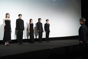 映画「教場 Requiem」初日舞台挨拶より、劇中さながらに“敬礼”を行うキャスト陣