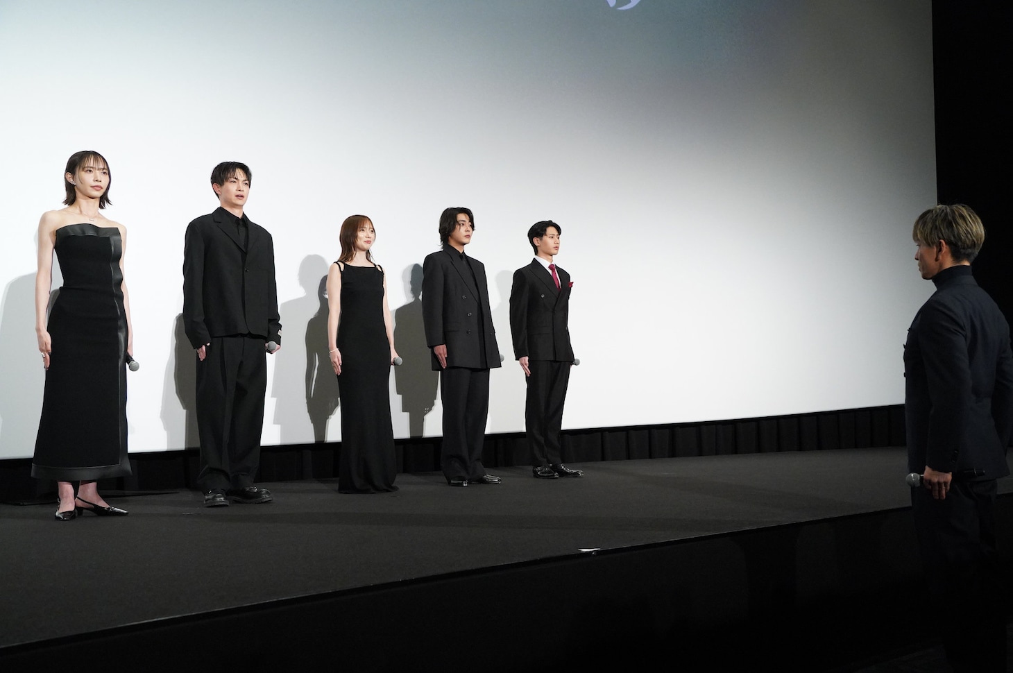 映画「教場 Requiem」初日舞台挨拶より、劇中さながらに“敬礼”を行うキャスト陣