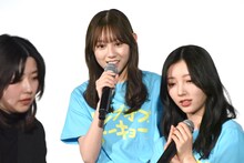 平岡海月（中央）