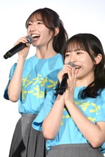 バースデイ記念上映の2年目突入を発表する竹内希来里（奥）