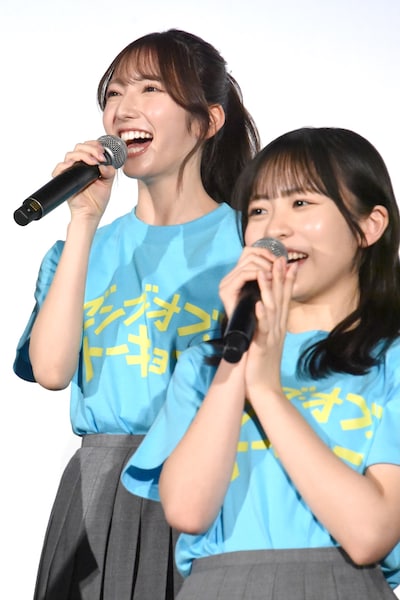 バースデイ記念上映の2年目突入を発表する竹内希来里（奥）