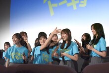 「ゼンブ・オブ・ワールド」製作決定のサプライズ発表に涙する平岡海月（中央右）