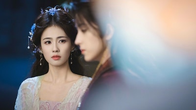 神仙に命を救われた経験を持つ人族の少女・白爍（左）。演じたのは中国ドラマ「始まりは君の嘘」「寧安如夢 ～宮廷にふたたび舞い降りる愛～」などで知られるバイ・ルー（白鹿）