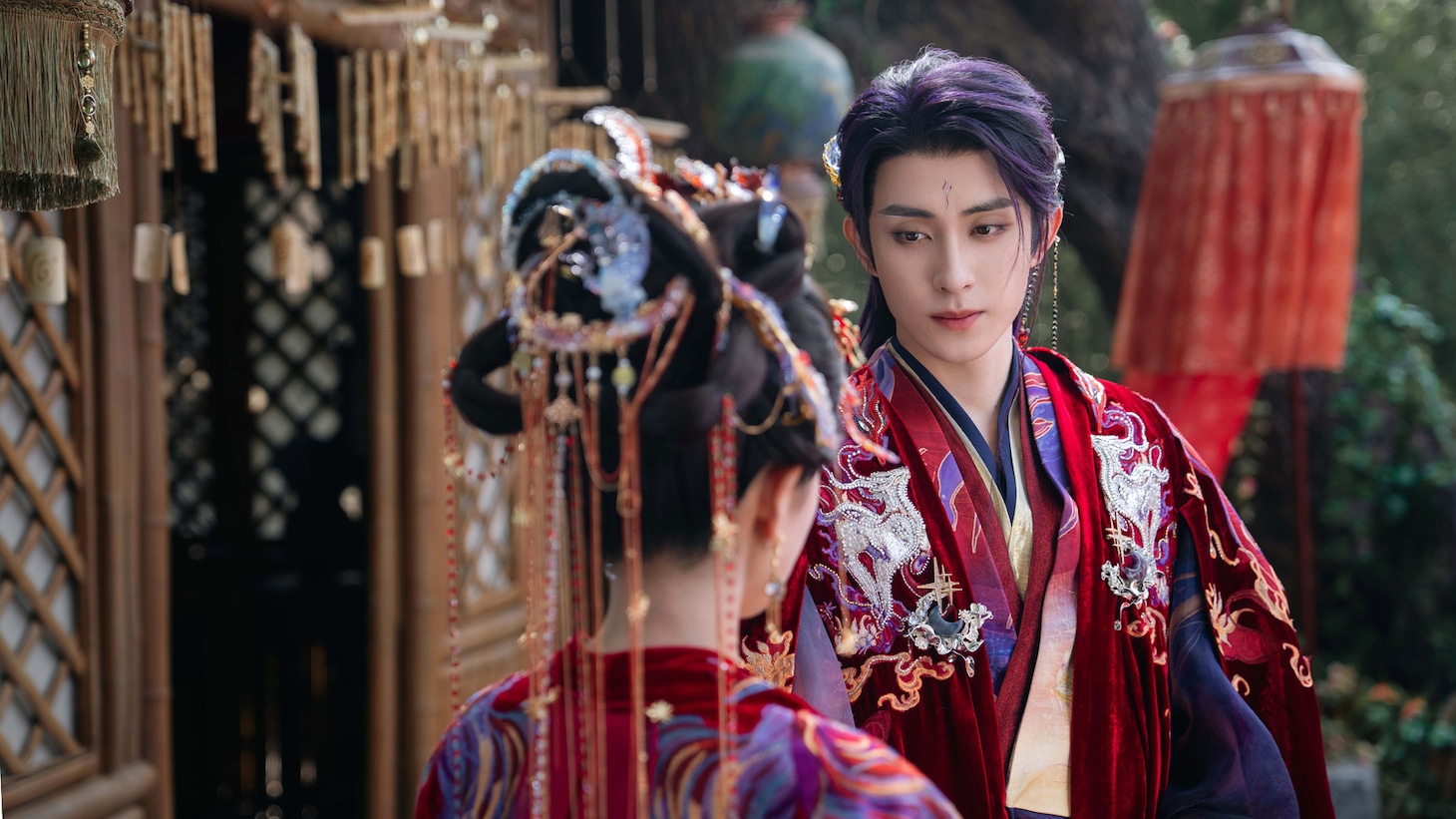 妖族の梵樾（右）。演じたのは中国ドラマ「国子監は花ざかり～ロマンスは最高学府で～」のアオ・ルイポン（敖瑞鵬）