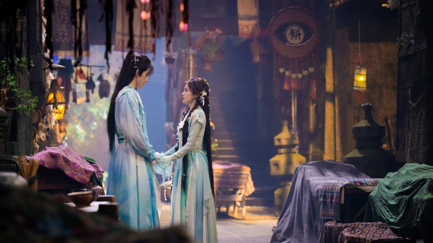 中国ドラマ「白月の誓い」の主人公である梵樾（左）と白爍（右）。劇中では天が定めた運命をも覆すほど、深く愛する2人の甘く切ない姿がつづられる