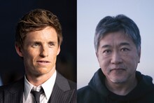 左からエディ・レッドメイン、是枝裕和