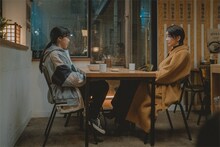 韓国映画「大丈夫、大丈夫、大丈夫！」より、イ・レ演じるイニョン（左）、チン・ソヨン演じるソラ（右）