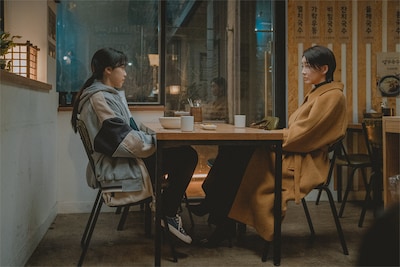 韓国映画「大丈夫、大丈夫、大丈夫！」より、イ・レ演じるイニョン（左）、チン・ソヨン演じるソラ（右）