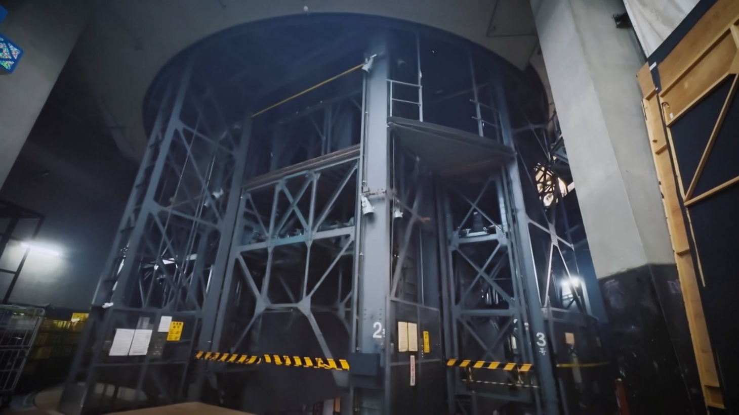 「『解体キングダム』～2026冬 帝国劇場＆川内発電所～」より、帝国劇場の回転舞台装置