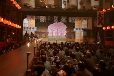 東映京都撮影所に設営された芝居小屋のセット。舞台と客席が近い江戸歌舞伎ならではの臨場感を表現している