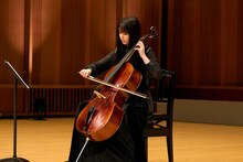 「102回目のプロポーズ」より、チェロを演奏する星野光（唐田えりか）