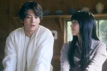 「102回目のプロポーズ」より、伊藤健太郎扮する大月音と唐田えりか扮する星野光