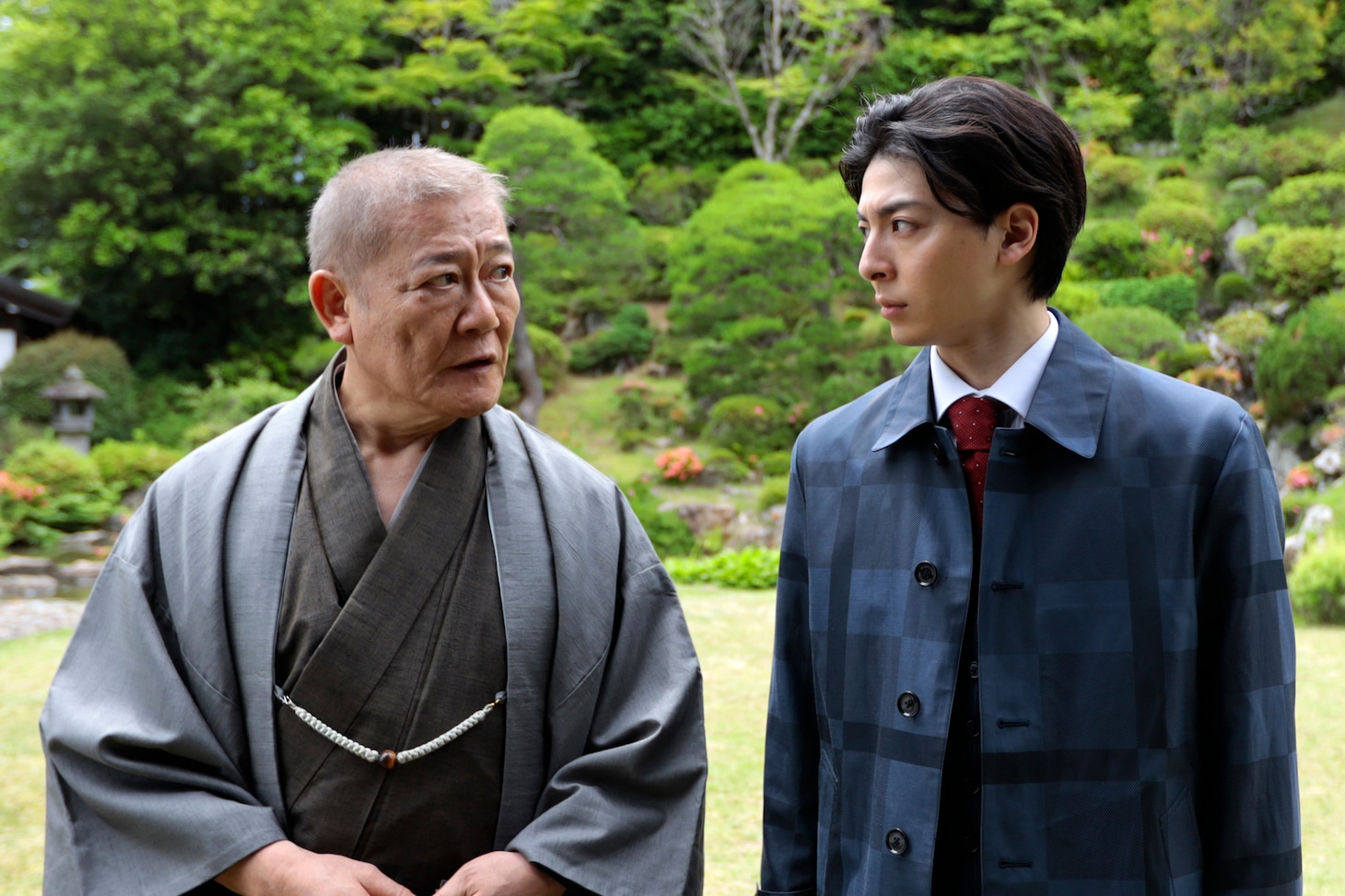 「連続ドラマＷ BLOOD & SWEAT」より、左から國村隼演じる涼宮徳朗、高杉真宙演じる涼宮龍二