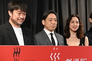 映画「災 劇場版」公開記念舞台の様子。左から竹原ピストル、香川照之、中村アン