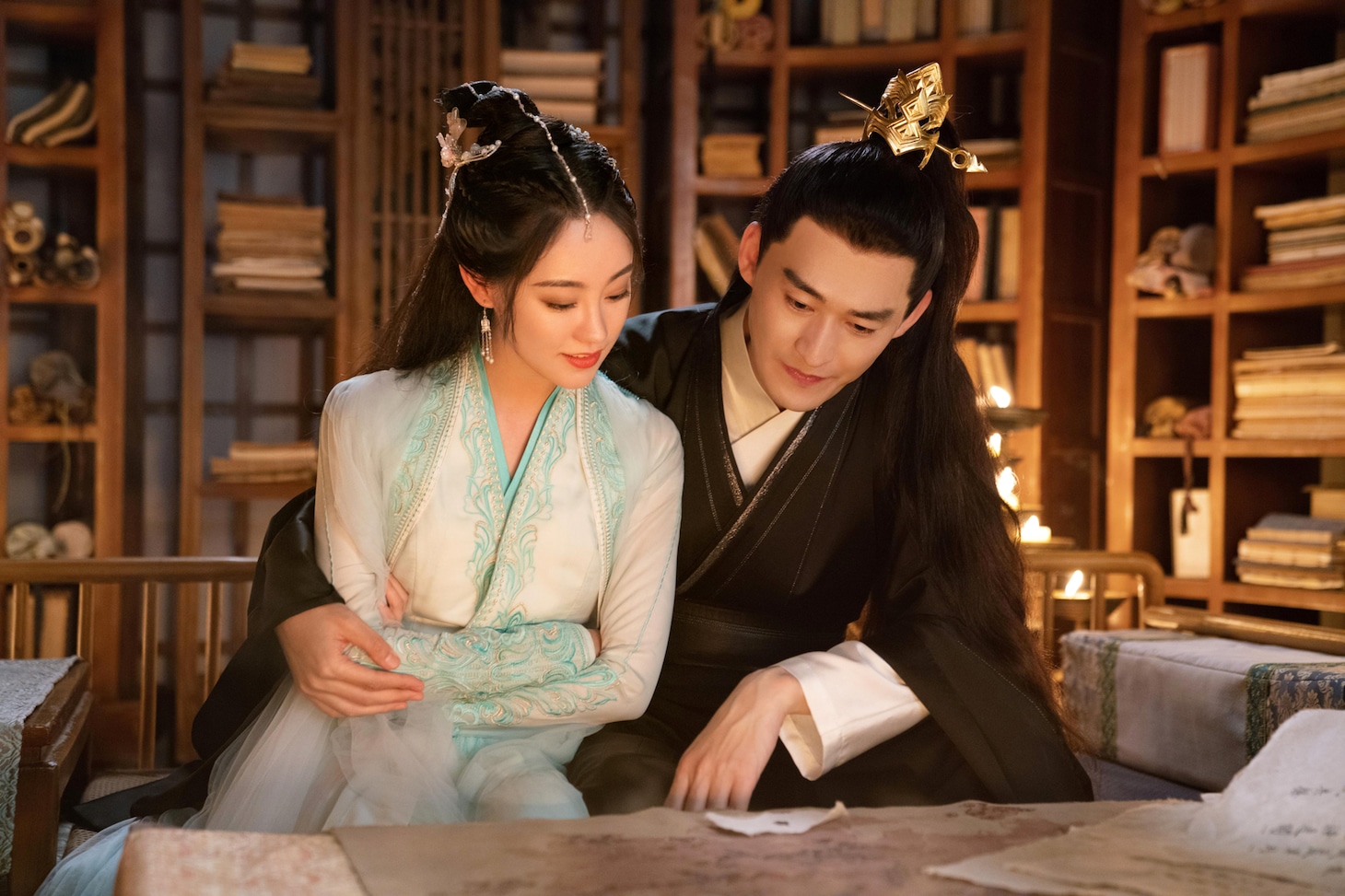 左からジュー・シューダン（祝緒丹）演じる韓紫晴、チャン・ハン（張翰）演じる君北月