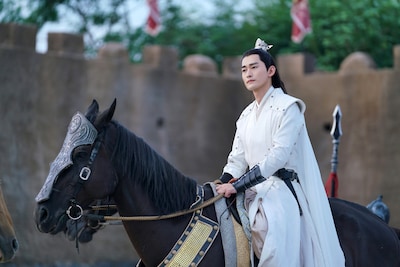 “ロマンス職人”チャン・ハン（張翰）が演じる、中国ドラマ「北月と紫晴～流光に舞う偽りの王妃～」の主人公・君北月。文武両道の気高き王子というキャラクターだ