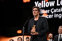 第76回ベルリン国際映画祭の授賞式に登壇したイルケル・チャタク（画像提供：USA / Newscom / Zeta Image）