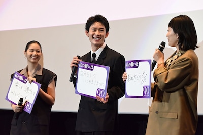 左から西野七瀬、山時聡真、菅野美穂