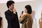 山時聡真（左）を自身の母親に見立てて「お誕生日おめでとう！」と祝う菅野美穂（右）
