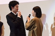 山時聡真（左）を自身の母親に見立てて「お誕生日おめでとう！」と祝う菅野美穂（右）