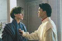 「鬼の花嫁」新場面写真。左から鬼龍院玲夜（永瀬廉）、狐月瑶太（伊藤健太郎）