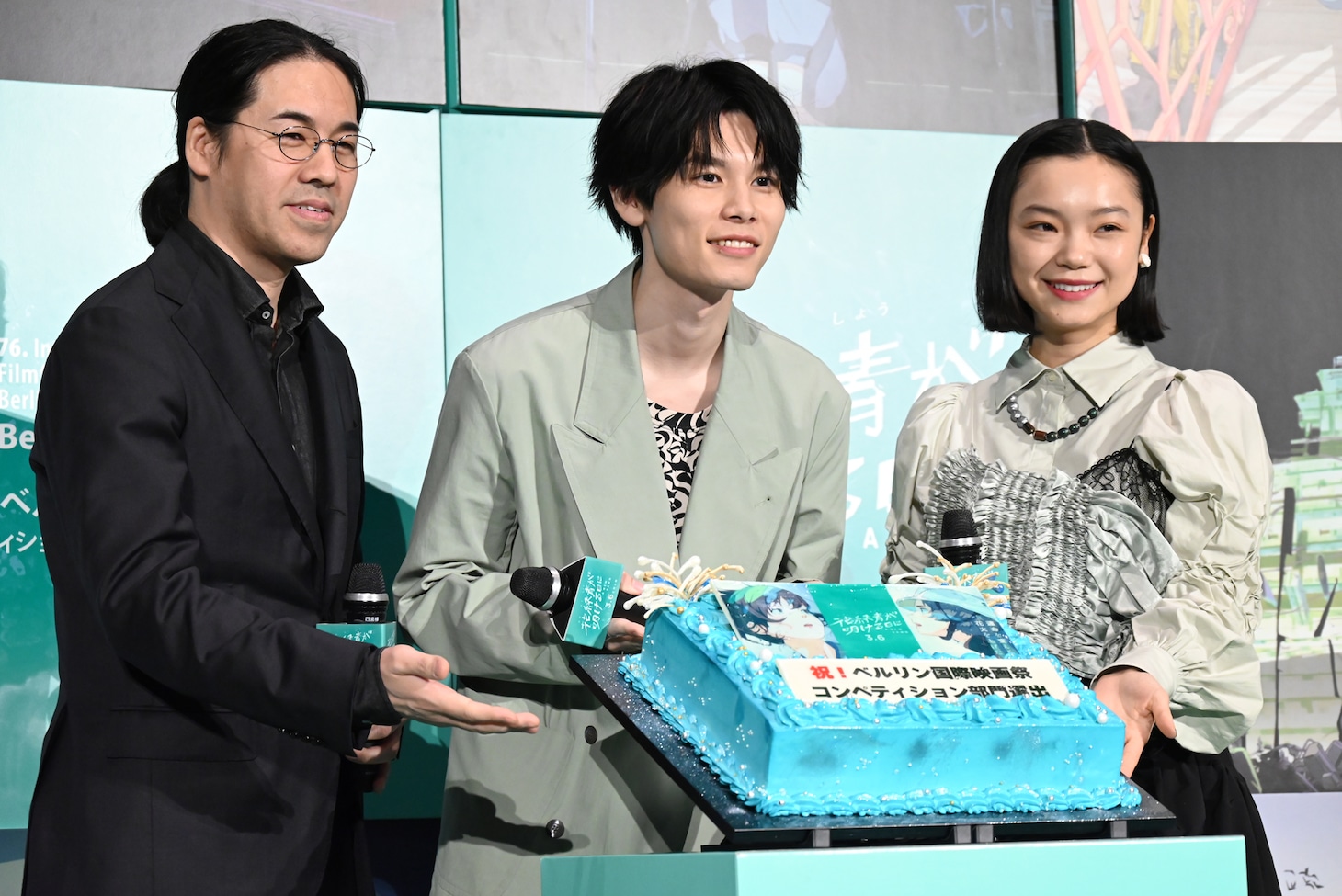 ケーキと記念撮影する萩原利久（中央）、古川琴音（右）、四宮義俊（左）